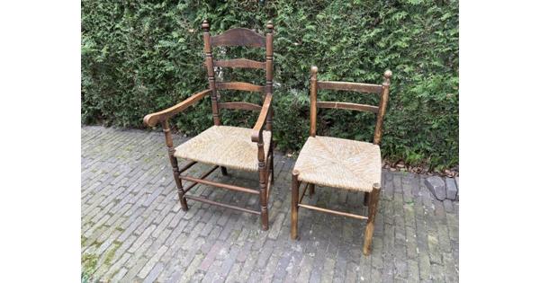 Twee stoelen met rieten zitting