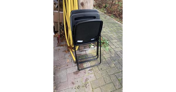 2 zwarte ikea plastic stoelen