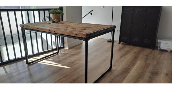 Eettafel van tafelblad van hout