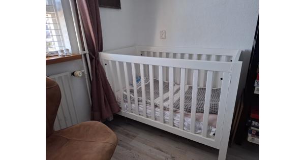 ledikantje, commode en rekje