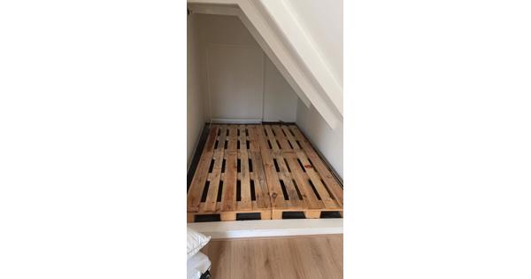 vier houten pallets