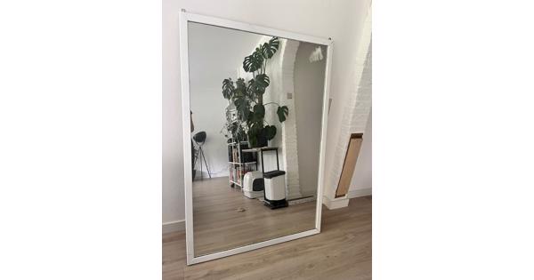 Grote spiegel in wit houten frame