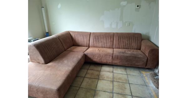 Een cognackleurige hoekbank