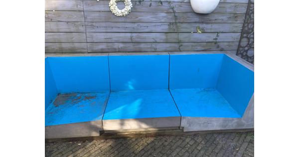 Betonnen tuinbank met kussens 