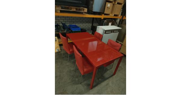 Rode tafel met rode stoelen