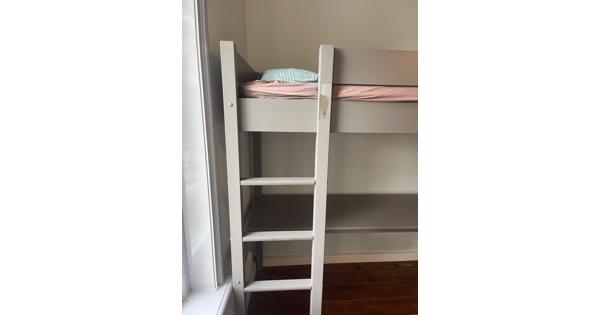 HOOGSLAPER BED MET BUREAU