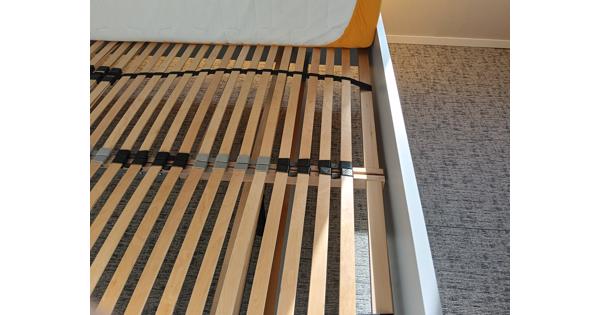 Bed 1.80 x 2.00 m incl nachtkastje