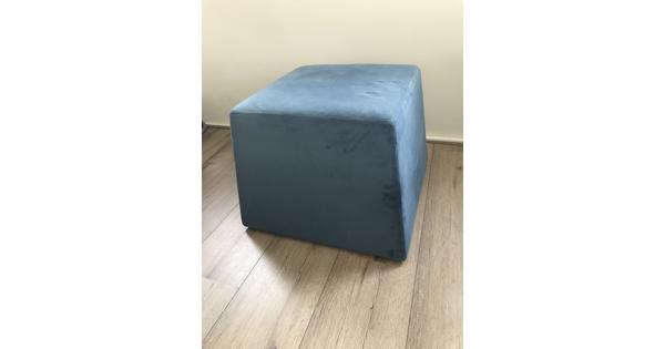 Blauwe fluwelen poef