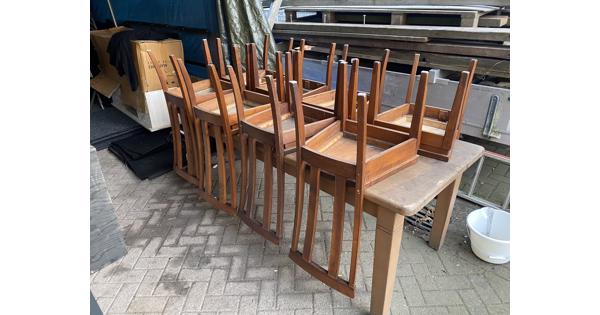 Tafel met acht stoelen
