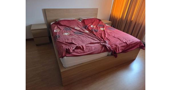Tweepersoons bedframe met nachtkastjes