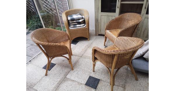 4 rotan stoelen, 3 een set en 1 anders