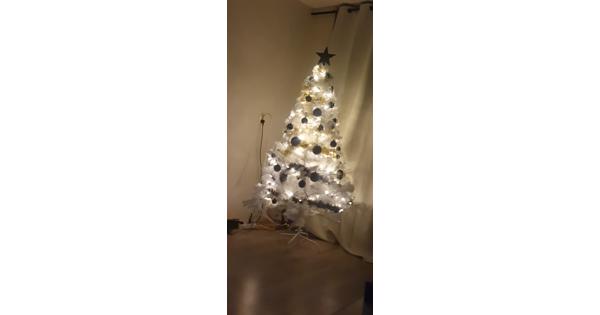 2 kunst kerstbomen .Een witte en groene met sneeuw