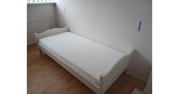 Kinderbed met nieuwe matras