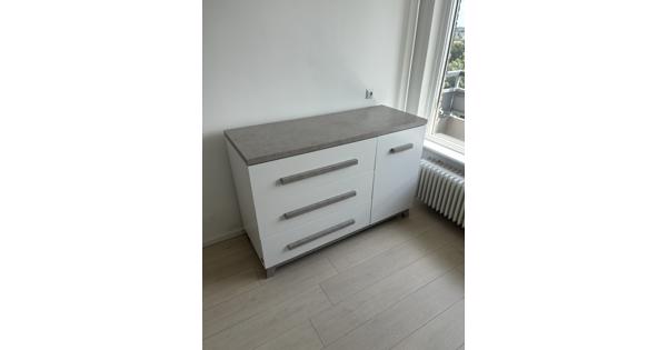 Kast met lades en deurtje - lichte beschadiging