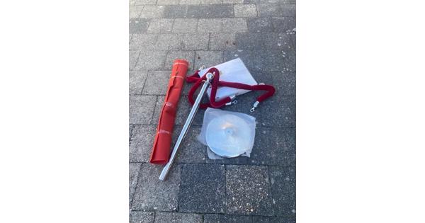 Rode loper, 4 x robuuste paal met 2 x koord erg mooi