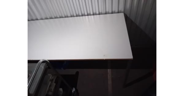 Mooie industriële tafel in goede staat.