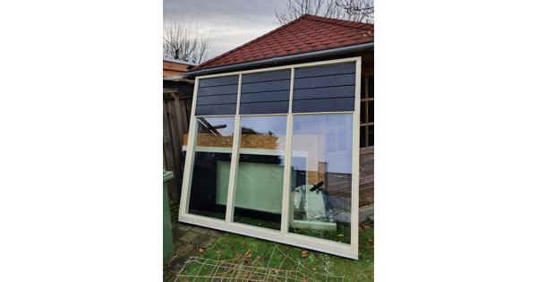 Hardhout kozijn met verdeling in 3 stukken glas