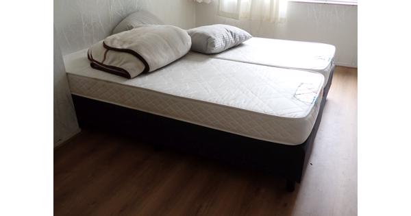 Boxspring tweepersoons bed