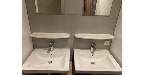 3 wastafels inclusief kranen, 2 douchekranen, 1 badkraan