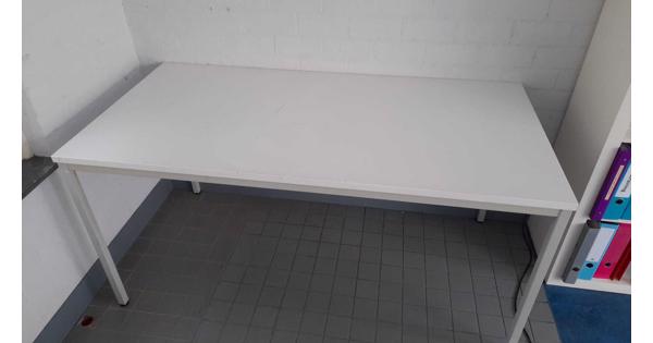 Vier oude school groepstafels.