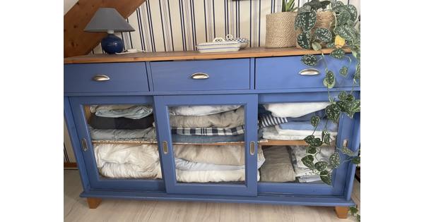 Lage kast met glazen deuren (dressoir model)
