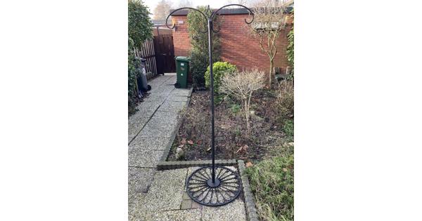 Standaard met voedersilo+kooi, bakjes voor voer, hanger voor vetblok