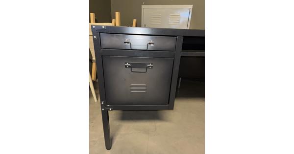 Ruim bureau met twee rijen laden