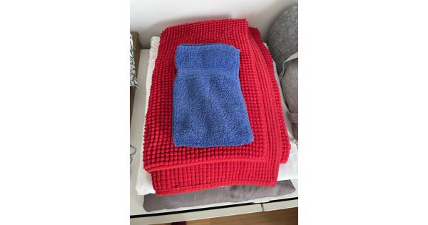 Guest towel + bathroom carpet