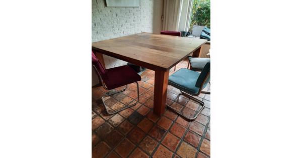 Vierkante eikenhouten eettafel