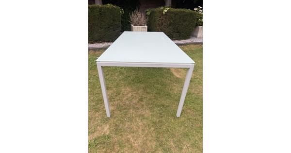 Tafel met glazen plaat