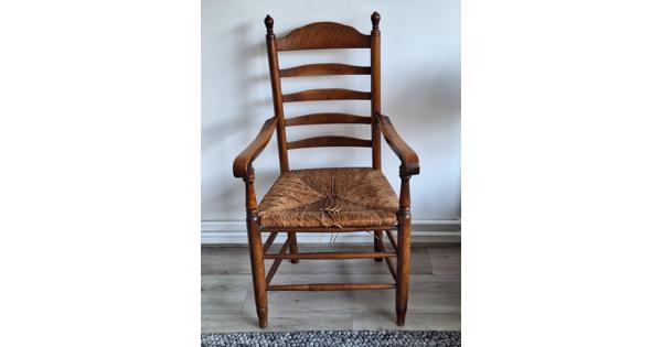 klassieke houten stoel