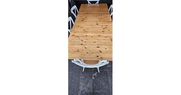 Eettafel met zes stoelen