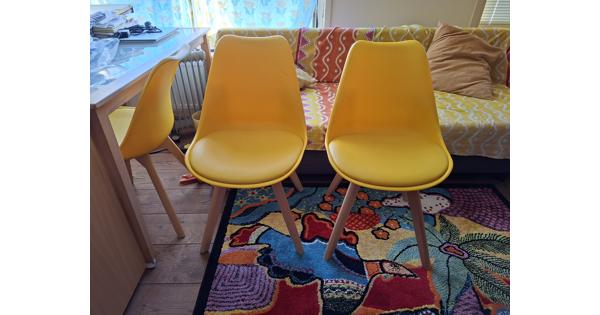 3 gele kuipstoeltjes
