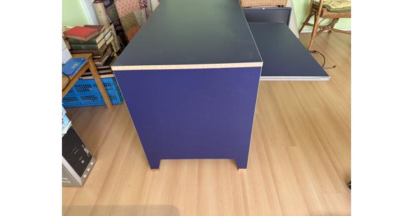 bureau in goede staat, blauw