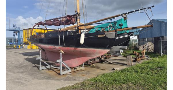 Kajuit zeilboot polyester op hout