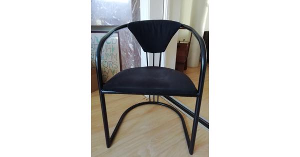 2 zwarte stoelen 