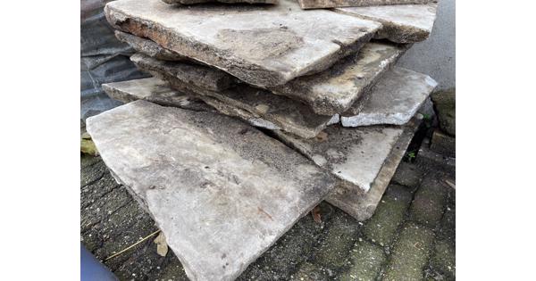 Deels gebroken marmeren tegels