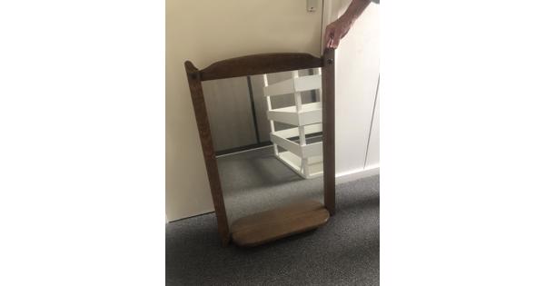 Grote spiegel met houten rand