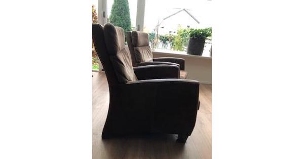 Twee bruine fauteuils 