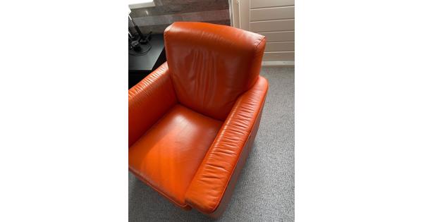 2 leren Largo fauteuils, kleur oranje