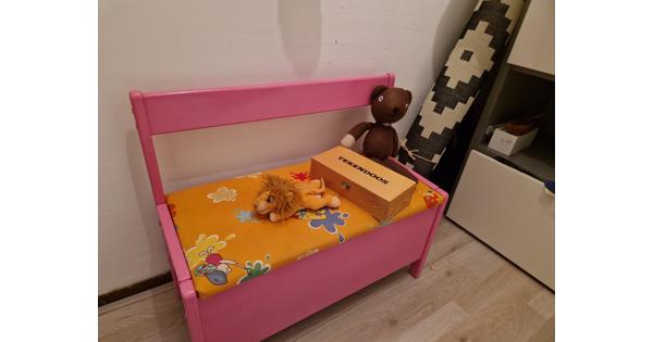 Kleutermeubels,opbergbankje,tafeltje met 2 stoeltjes en autostoel