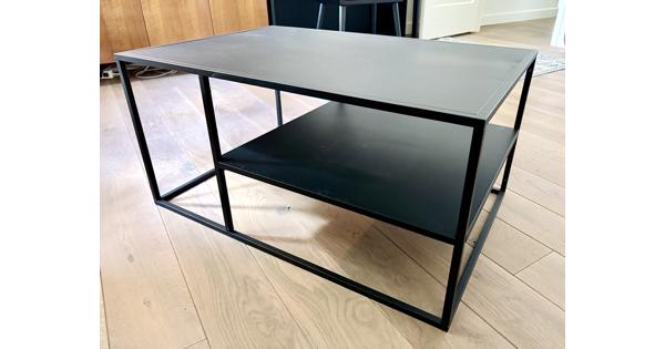 Zwarte Metalen Salontafel met Plank
