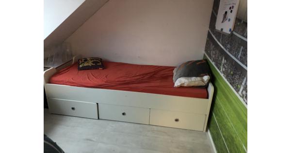 Bed met lades gratis af te halen