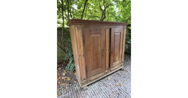 Antieke houten bruine kast 