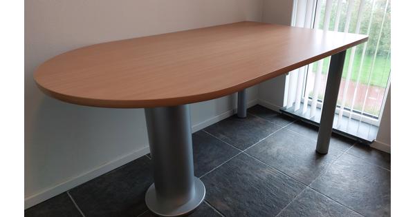 Bureautafel aan 1 zijde rond.
