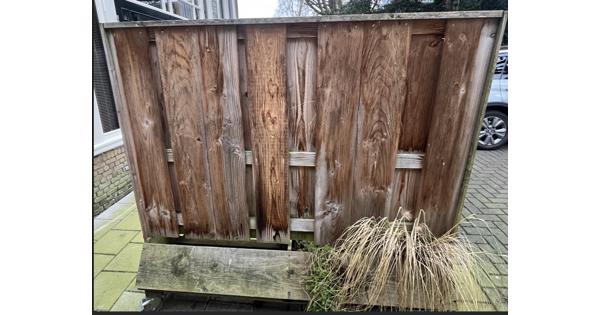 Twee verrijdbare schuttingen voor terras