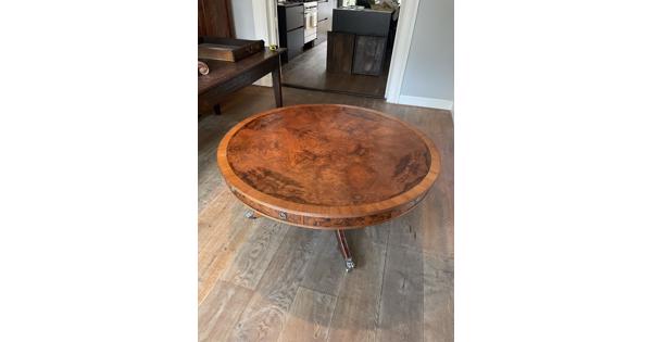 Grote ronde houten salontafel