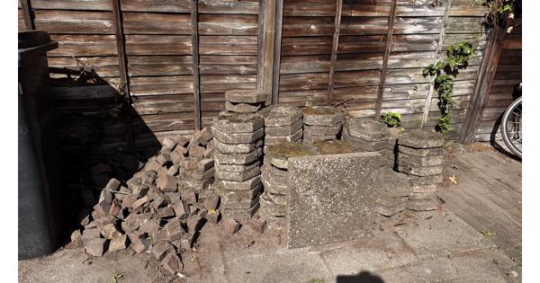 GRATIS buiten tegels , op te halen in VUGHT.