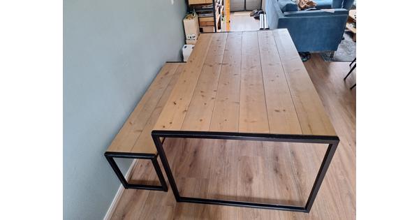 Tafel met bankje 