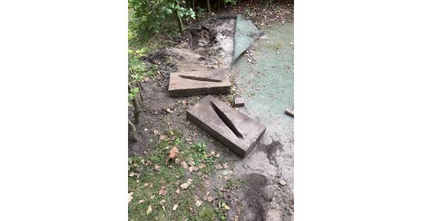 2 betonblokken met fietsgleuf